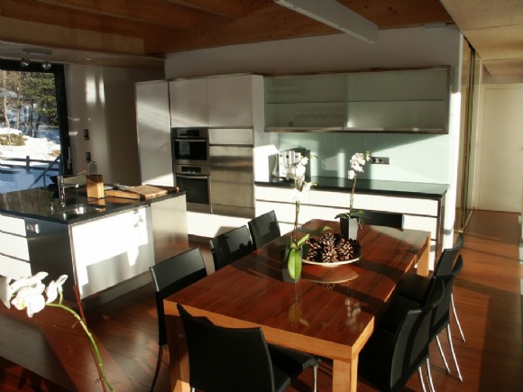 Küche_Wohnesszimmer 2 Maßgefertigte Einbauküche mit Esstisch und Kochins